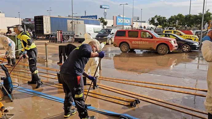 Operativo de emergencias de Canarias en labores de limpieza en Valencia tras el paso de la DANA.