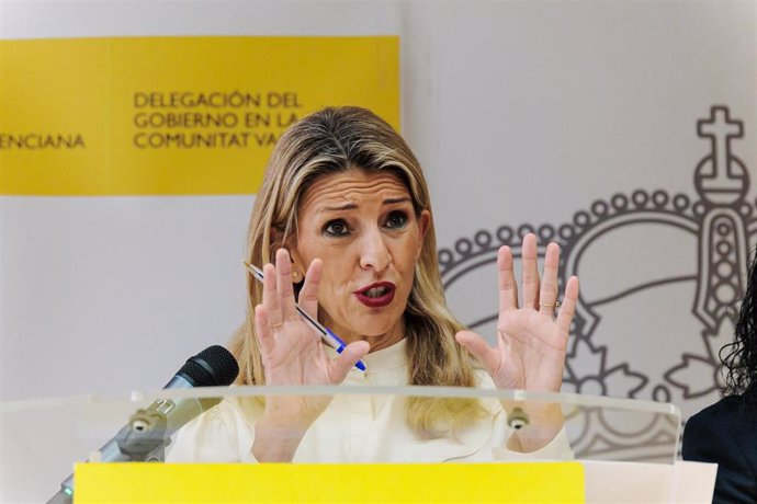 La vicepresidenta segunda del Gobierno y ministra de Trabajo y Economía Social, Yolanda Díaz, interviene durante una rueda de prensa, en la Delegación del Gobierno en Valencia, a 18 de noviembre de 2024, en Madrid (España).