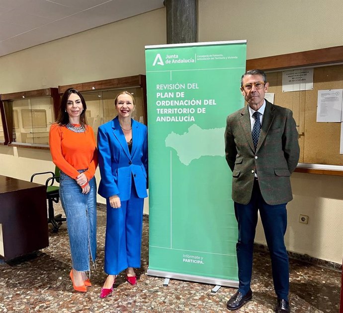 Los delegados territoriales de Justicia, Teresa Pardo; de Fomento, Articulación del Territorio y Vivienda, María Rosa Morales; y de Agricultura, Pesca, Agua y Desarrollo Rural, Fernando Fernández Tapia-Ruano.