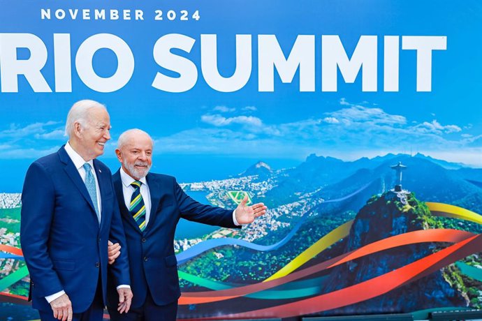 El presidente de Brasil, Luiz Inácio Lula da Silva, recibe al presidente de Estados Unidos, Joe Biden, en la cumbre del G20