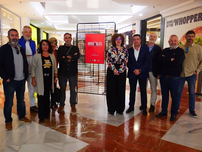 El centro comercial Bahía Sur, en San Fernando (Cádiz), inaugura la exposición fotográfica 'Invisibles' para dar visibilidad a la pobreza en el entorno urbano.