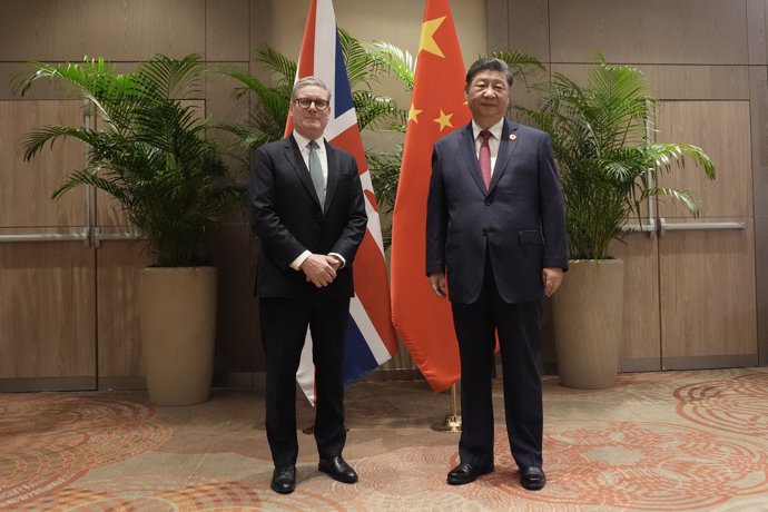 El primer ministro de Reino Unido, Keir Starmer, y el presidente chino, Xi Jinping, durante una reunión en los márgenes de la cumbre del G20 en Brasil.