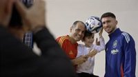 La selección y Leyendas España, unidos en el calendario solidario 2025 para apoyar a Cris Contra el Cáncer