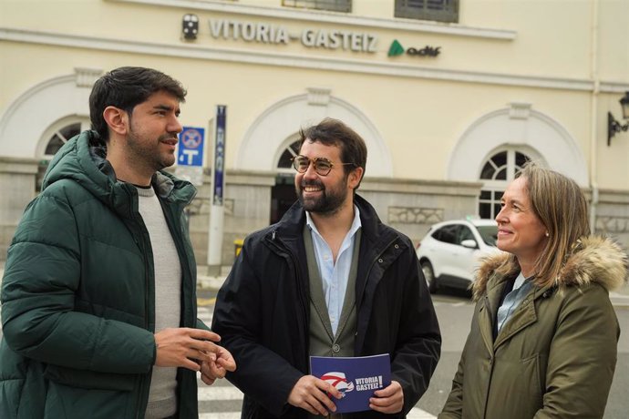 El portavoz municipal del Partido Popular, Iñaki García Calvo (centro)