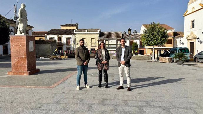 Raquel López, entre Francisco Javier Maestre (dcha.) y el edil José Jiménez, en la  Plaza del Fuero de San Sebastian de los Ballesteros.