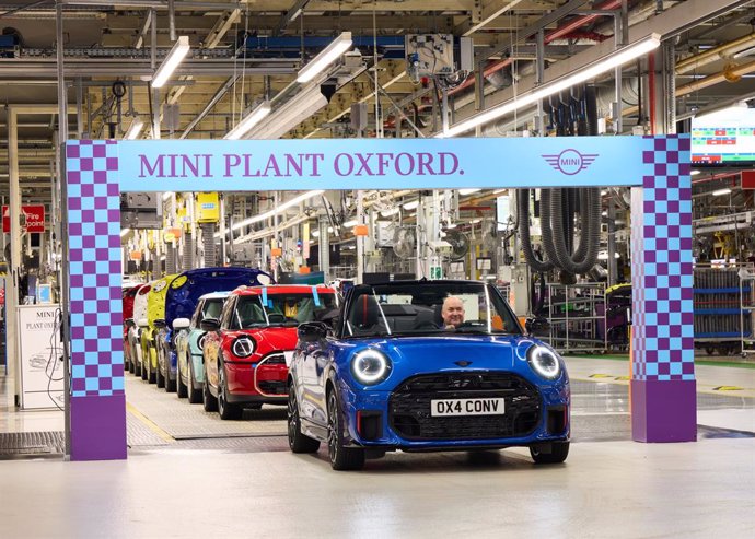 La planta de Oxford de MINI produce el primer modelo MINI Cooper Cabrio desde 2015.