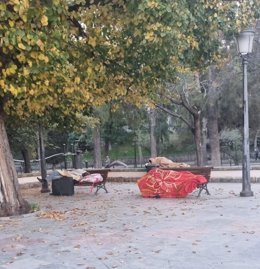 Personas durmiendo en bancos en un parque de Jaén capital