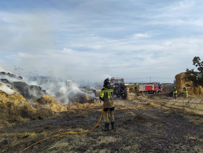 Un efectivo del CEIS trabaja en la extinción del incendio declarado en un terreno agrícola en Alhama de Murcia