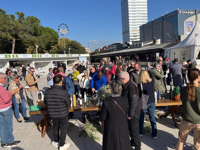 Asistentes a la XI Fiesta del Primer Aceite de Jaén en Sabadell.