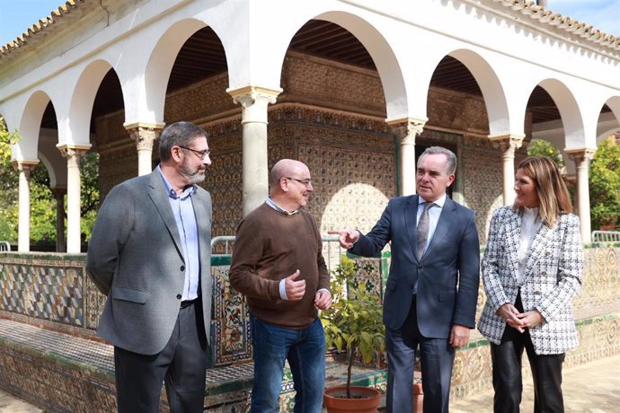 El delegado de Hacienda, Administración y Transformación Digital en el Ayuntamiento de Sevilla, Juan Bueno (2d), y el arqueólogo Miguel Ángel Tabales (1i) ante el Cenador de Carlos V del Real Alcázar.