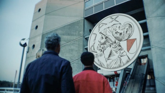 Photo of the classic logo reveal outside of the Johan Cruijff ArenA. Bringing back the classic logo symbolizes this commitment to the Ajax DNA and serves as both a tribute to our rich history and an inspiration for the future. The return of the classic lo