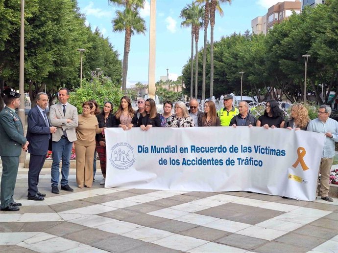 Minuto de silencio en recuerdo de las víctimas de accidentes de tráfico en Almería.