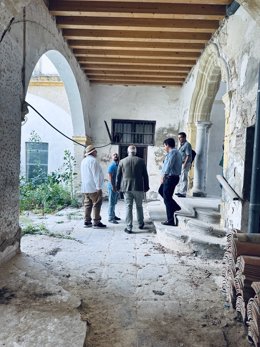 El alcalde de El Puerto de Santa María (Cádiz), Germán Beardo, en el interior de la Casa Roque Aguado, en el barrio de Pescadería, que adquirirá Suvipuerto.