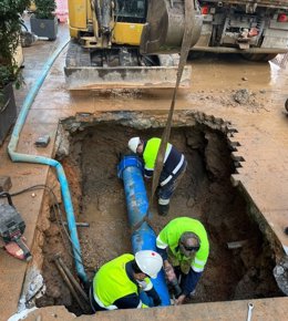 Operarios de Aquavall trabajan para subsanar la avería en la calle Santiago de Valladolid.