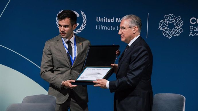 El presidente de la COP29, Mukhtar Babayev, entrega el certificado al secretario de Estado de Transición Energética, Transportes y Movilidad de Andorra, David Forné