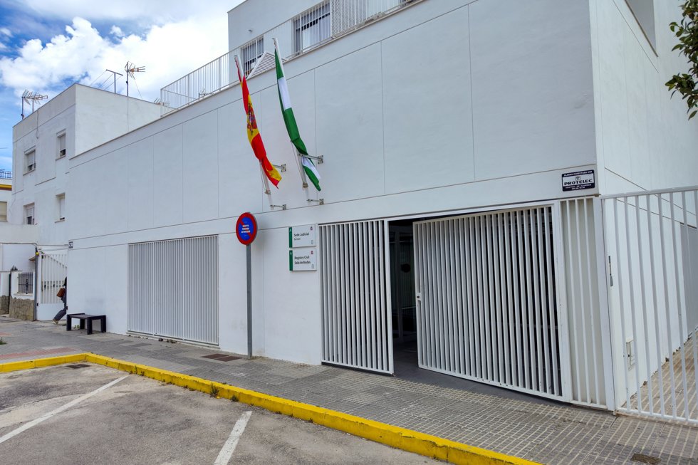 Entrada de los juzgados de Barbate, a 10 de mayo de 2024, en Barbate, Cádiz (Andalucía, España).