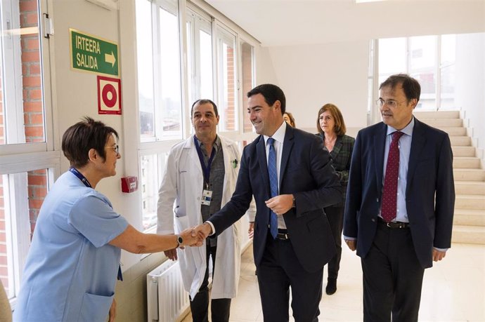 El lehendakari, Imanol Pradales, y el consejero de Salud, Alberto Martínez, visitan el ambulatorio de ortuella (Bizkaia).