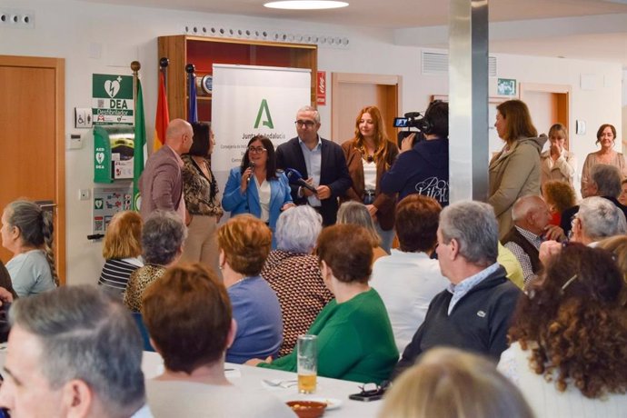 Visita al centro de participación activa de Los Palacios