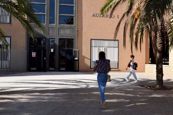 Archivo - Acceso al Aulario I en el campus de la Universidad de Almería (UAL).