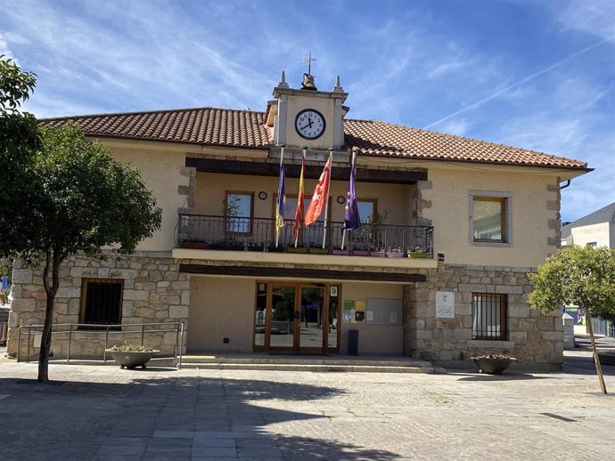 Archivo - Fachada del edificio del Ayuntamiento de Torrelodones