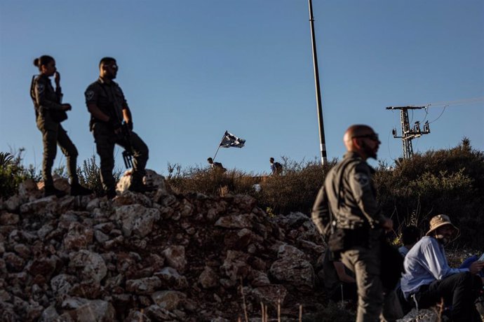 Archivo - Varios colonos israelíes durante una protesta en Cisjordania. 