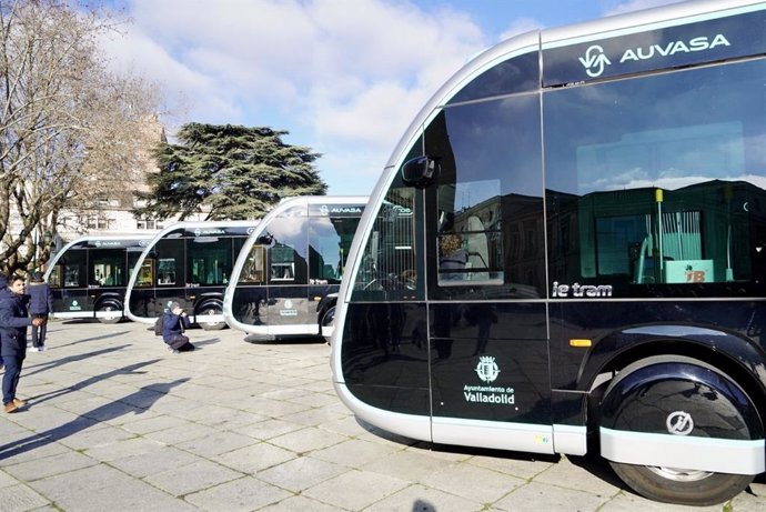 Archivo - Autobuses de la flota de Auvasa.