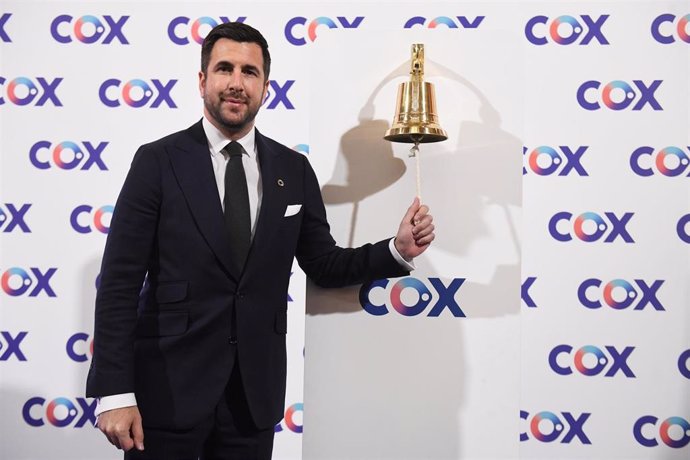 El CEO de Cox, Enrique Riquelme, toca la campana durante la ceremonia de salida a Bolsa de Cox, en el Palacio de la Bolsa de Madrid, a 15 de noviembre de 2024, en Madrid (España). El grupo de infraestructuras energéticas y de tratamiento de aguas Cox prev