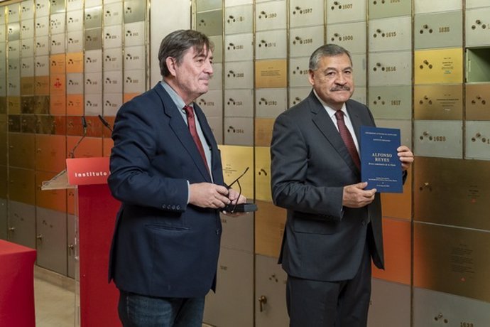 De izquierda a derecha: el director del Instituto Cervantes, Luis García Montero, y el rector de la Universidad Autónoma de Nuevo León, Santos Guzmán, depositando el legado in memoriam de Alfonso Reyes en la Caja de las Letras.