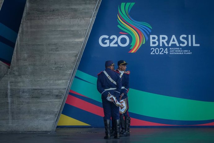 18 November 2024, Brazil, Rio De Janeiro: Soldiers wait on the grounds of the G20 Summit for the arrival of the heads of state and government of leading economic powers from all continents. Photo: Kay Nietfeld/dpa