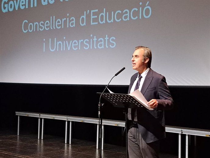 El conseller de Educación y Universidades, Antoni Vera, en la entrega de los premios académicos en Ferreries.