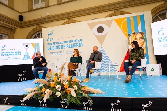 El director de Fical, Enrique Iznaola;  los directores de 'Buscando a Coque' Teresa Bellón y César Calvillo; y la diputada Delegada Área de Cultura, Cine e Identidad Almeriense, Almudena Morales, durante su participación en una rueda de prensa de Fical.