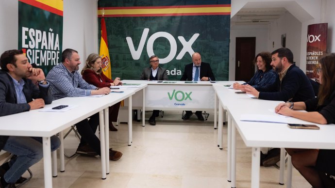 El portavoz de Vox en el Parlamento de Andalucía, Manuel Gavira, participa con el presidente del partido en Granada, Ricardo López Olea, en una reunión