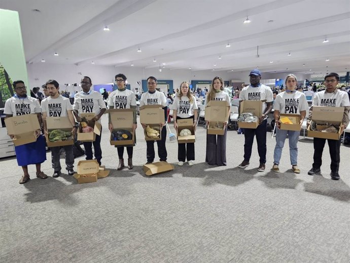 COP29.- Greenpeace entrega al lobby fósil restos de desastres climáticos, entre ellos, objetos destrozados por la DANA