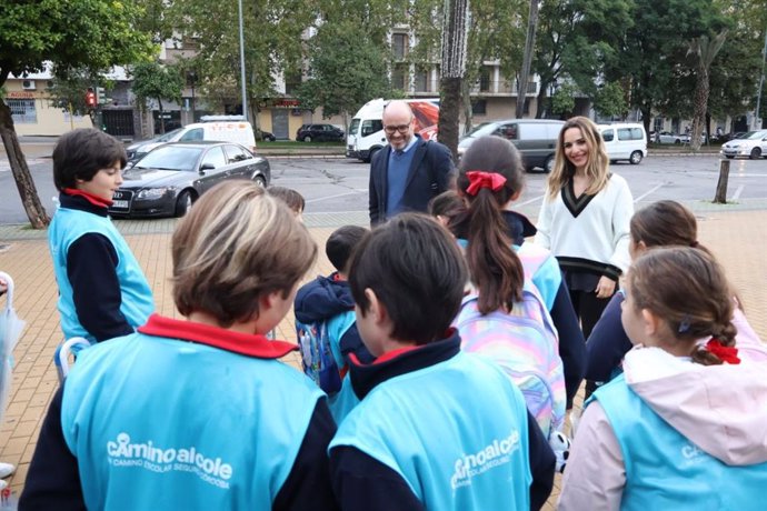 Reparto de petos a los escolares que participan en el programa 'Camino al Cole'.