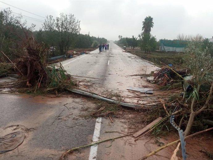 Daños de la DANA  en la CV378 en las proximidades a un parque industrial del término municipal de Cheste (Valencia), a 30 de octubre de 2024, en la Comunitat Valenciana