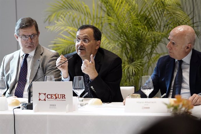 El vicepresidente ejecutivo de CESUR, Fernando Seco (i); el Embajador de la India, Dinesh K Patnaik (c); y el presidente del Consejo Asesor Nacional de CESUR, e Hilario Albarracín (d).