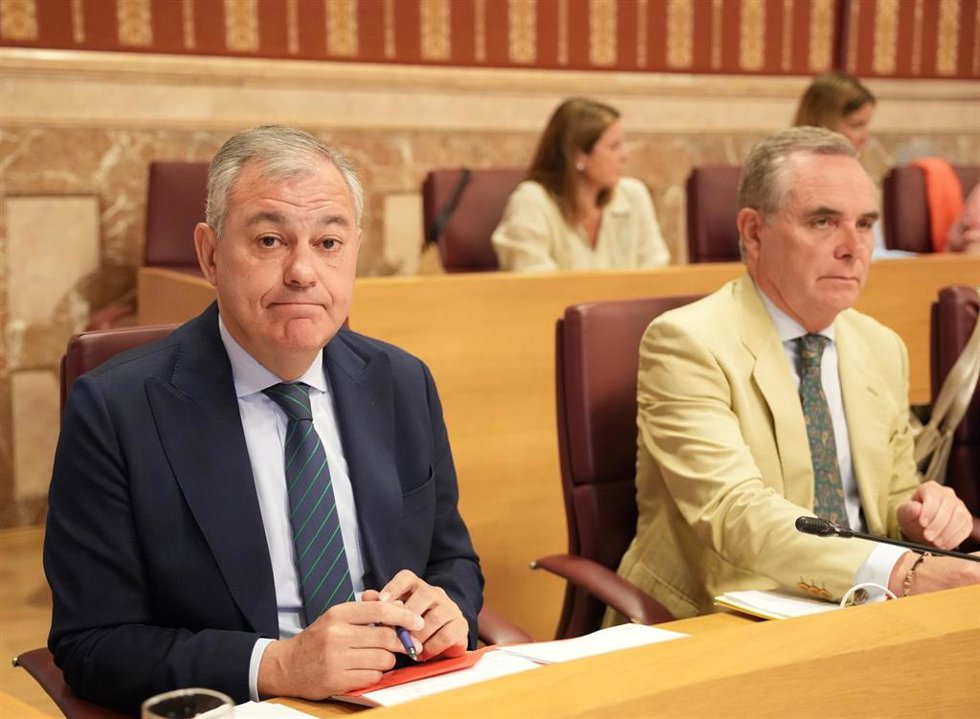 Archivo - El alcalde, José Luis Sanz, junto al edil de Hacienda, Juan Bueno, en el pleno