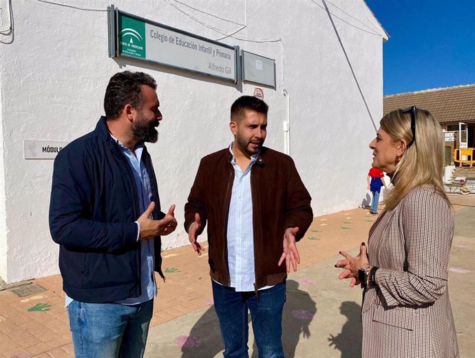 Mayoral (izda.) y Pedregosa (centro), ante el CEIP Alfredo Gil de Peñarroya-Pueblonuevo.