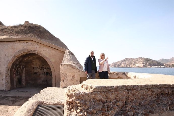 La alcaldesa de Cartagena Noelia Arroyo en la batería de San Leandro