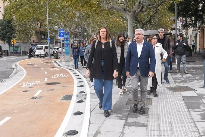 La consejera delegada de Mobilitat Sostenible del AMB, Elisabet Latorre, y el alcalde de Esplugues, Eduard Sanz