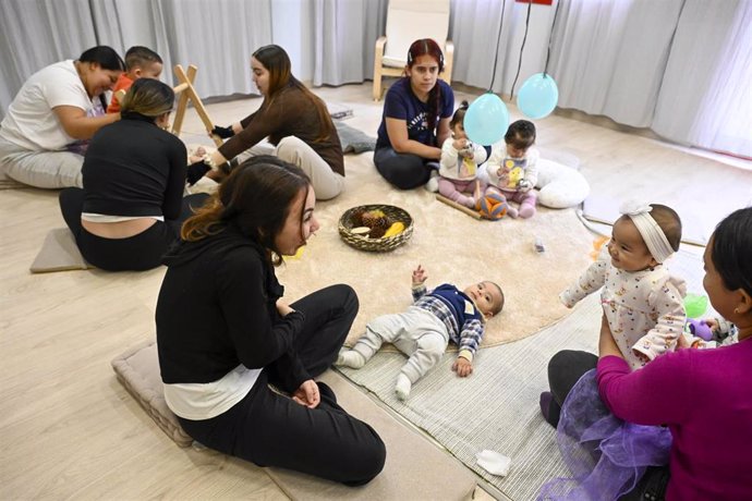 Fundación "la Caixa" crea una red de espacios de crianza para familias vulnerables con hijos de 0 a 3 años