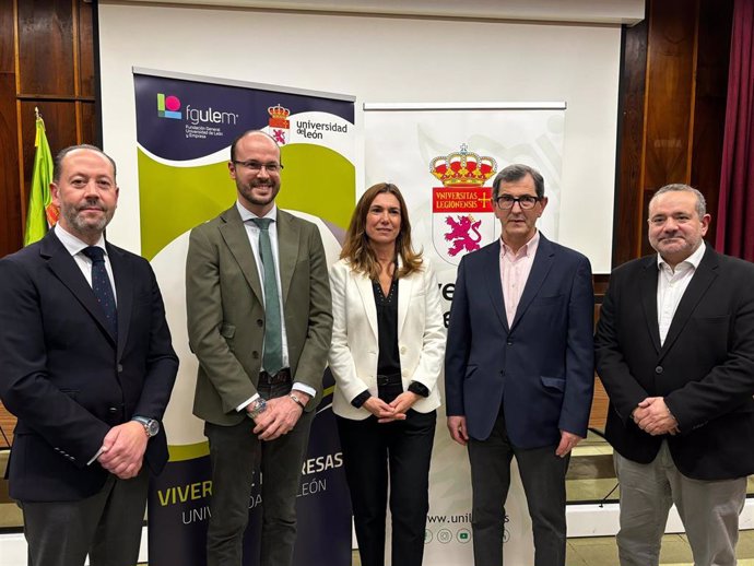 Representantes institucionales y autoridades durante la presentación del Informe GEM para Castilla y León