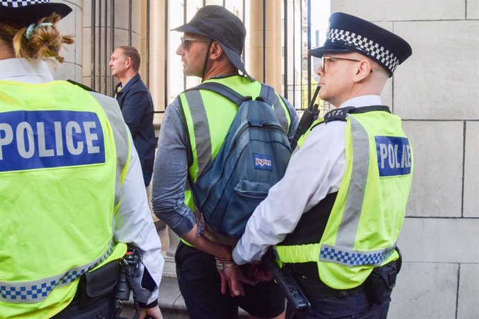 Archivo - October 5, 2024, London, England, UK: Police officers arrest an Israel supporter at the pro-Israel counterprotest as thousands of people march in Central London in solidarity with Palestine and Lebanon to mark the first anniversary of the war be