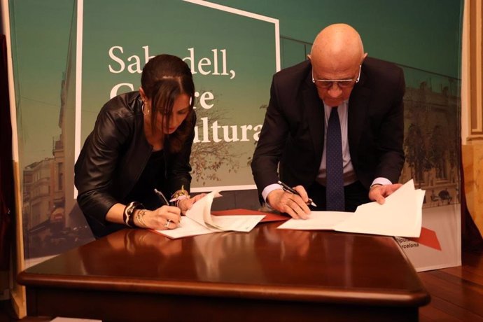 L'alcaldessa de Sabadell (Barcelona), Marta Farrés, i el president de la Fundació Banc Sabadell, Josep Oliu, durant la signatura de l'acord per a l'impuls del projecte 'Sabadell, Centri de Cultura'