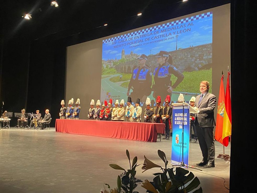 El presidente de la Junta de Castilla y León, Alfonso Fernández Mañueco, clausura la XX gala de entrega de Medallas al Mérito de la Policía Local de Castilla y León.