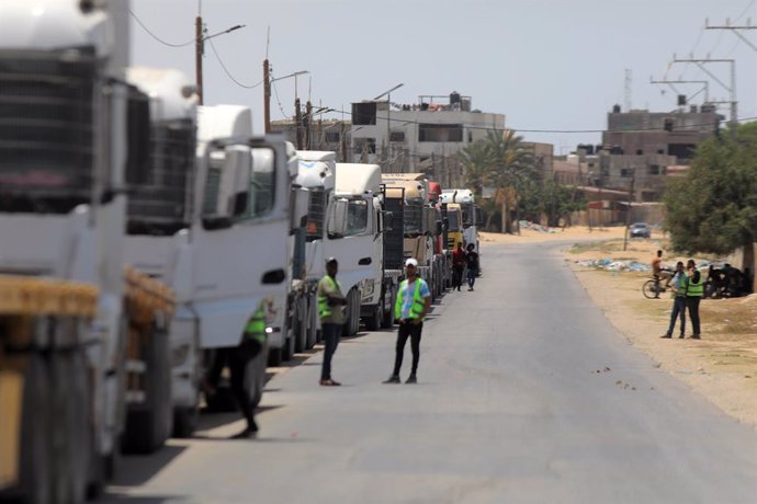 Archivo - GAZA, May 27, 2024  -- Trucks wait to carry aid supplies near the Gaza side of the Kerem Shalom crossing between Israel and the Gaza Strip, on May 26, 2024. At least 200 trucks loaded with humanitarian aid supplies will enter the Gaza Strip on S