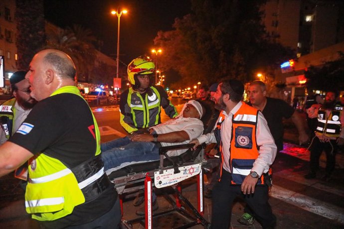 Archivo - (210511) -- HOLON (ISRAEL), May 11, 2021 (Xinhua) -- An Israeli man injured after a rocket from the Gaza strip landed is evacuated in central Israeli city of Holon, on May 11, 2021. In the suburb of Holon, south of Tel Aviv, two people were seri