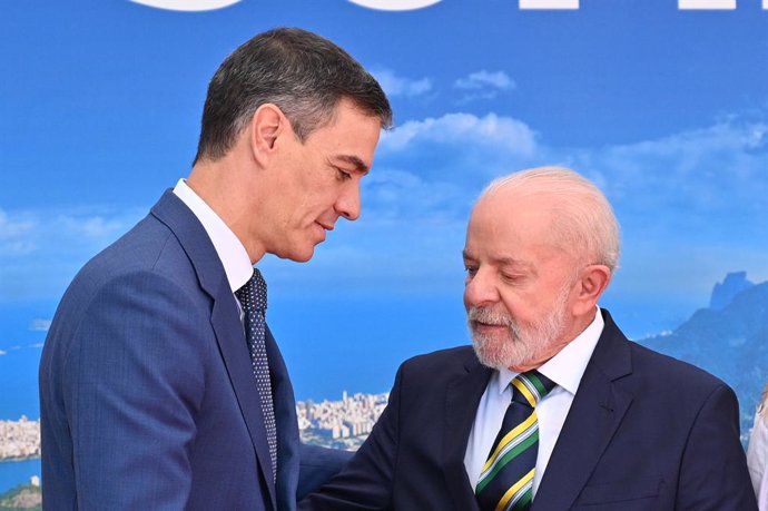 El presidente de Gobierno, Pedro Sánchez (i), y el presidente de la República Federativa de Brasil, Luiz Inácio Lula da Silva (d), durante la Cumbre del G20, a 18 de noviembre de 2024, en Río de Janeiro (Brasil)