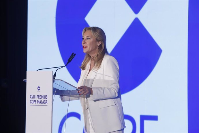 La consejera de Economía, Hacienda y Fondos Europeos, y portavoz del Gobierno andaluz, Carolina España (i), durante su intervención en los XVIII Premios COPE Málaga.