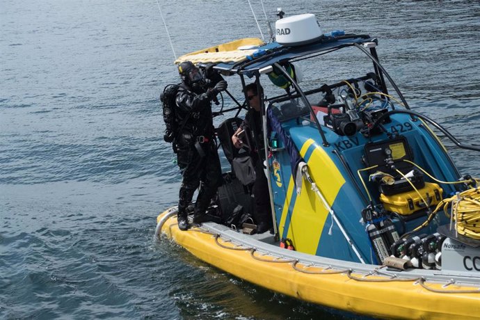 Archivo - Un submarinista sueco en el mar Báltico (archivo)